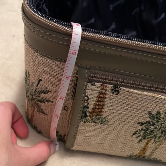 Embroidered Cosmetic bag - Picture 11 of 12